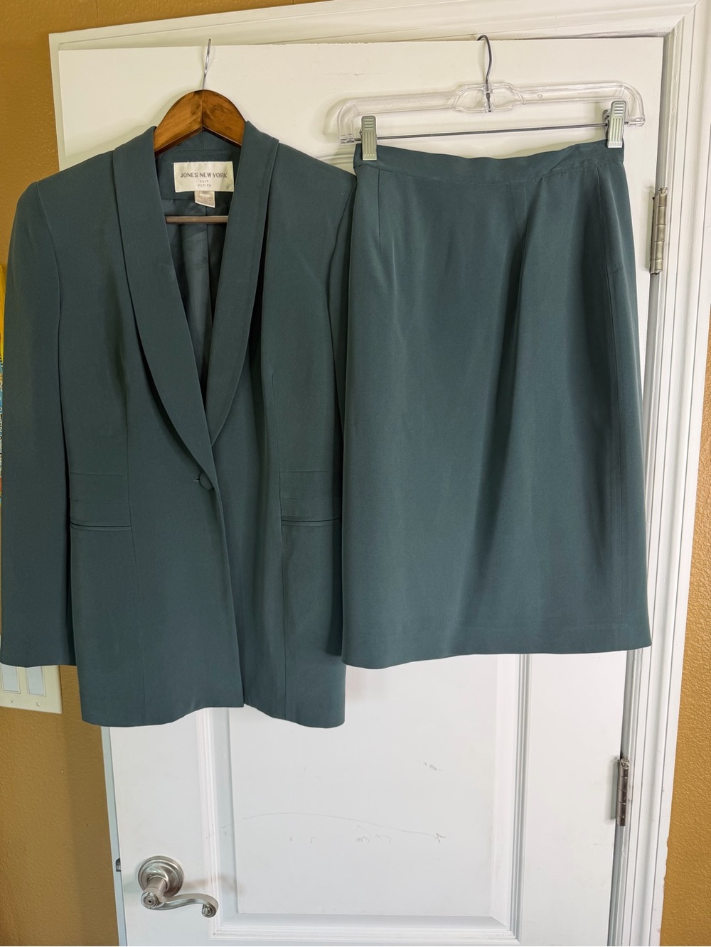 Jones New York Suit Petite Vintage 80’s Sage Green 100% Silk Blazer&Skirt Size4P